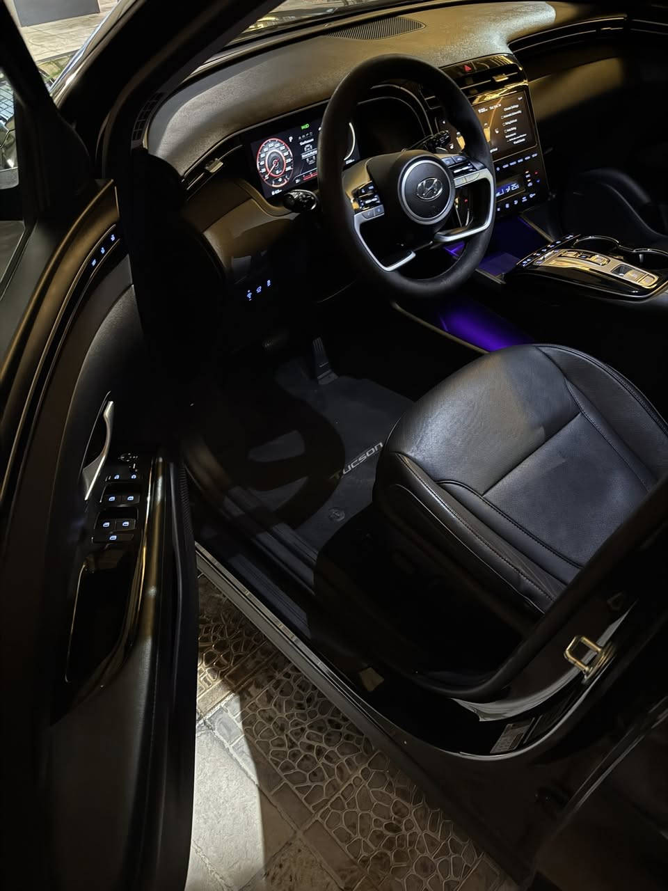 توسان امريكي  2023 ضربة خفيفة جدا وماشية قليل للبيع
السيارة بأسمي  
ماشية 21 الف كيلوا متر فقط 
السيارة فل مواصفات معروفة مختصرا { 4 كامرات ، رادار امامي وخلفي ،كشن تبريد وتدفئة وميموري ، اضائة داخلية ، تشغيل وتحريك  سيارة عن بعد ،…} 
السعر مطلوب  19800$ وبيها مجال  بسيط 
للاستفسار اكثر  
***********
