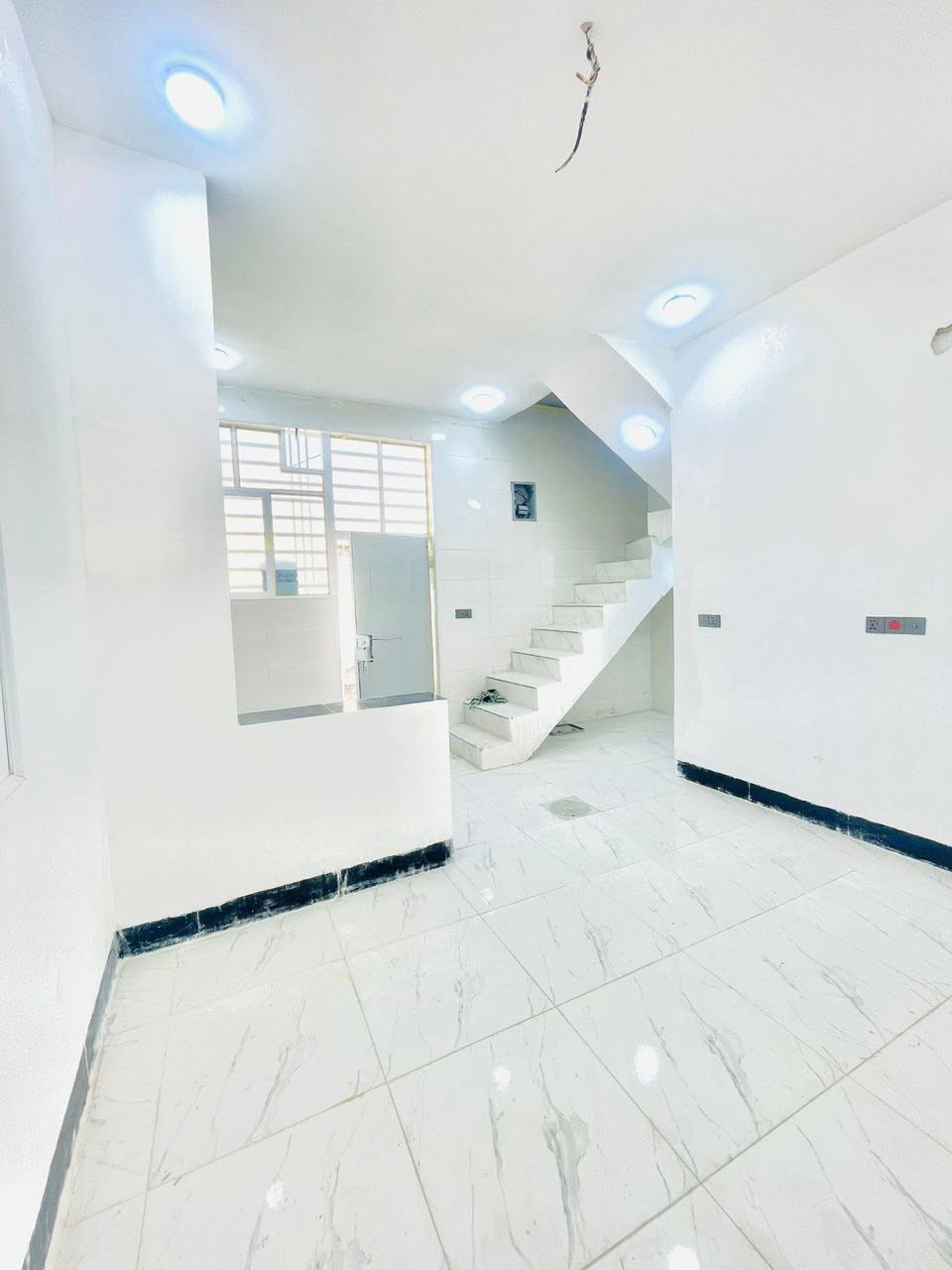 بيت 50 متر للبيع 
جديد غير مسكون 
بناء درجه اولى طابوك جمهوري اساس وسقف صب مركزي 
خدمات كامله يبعد عن السوق والشارع الرئيسي 80 متر 
العنوان النجف مقابل قرية القدير عمود 317
للتواصل واتساب *********** النجف, العراق
