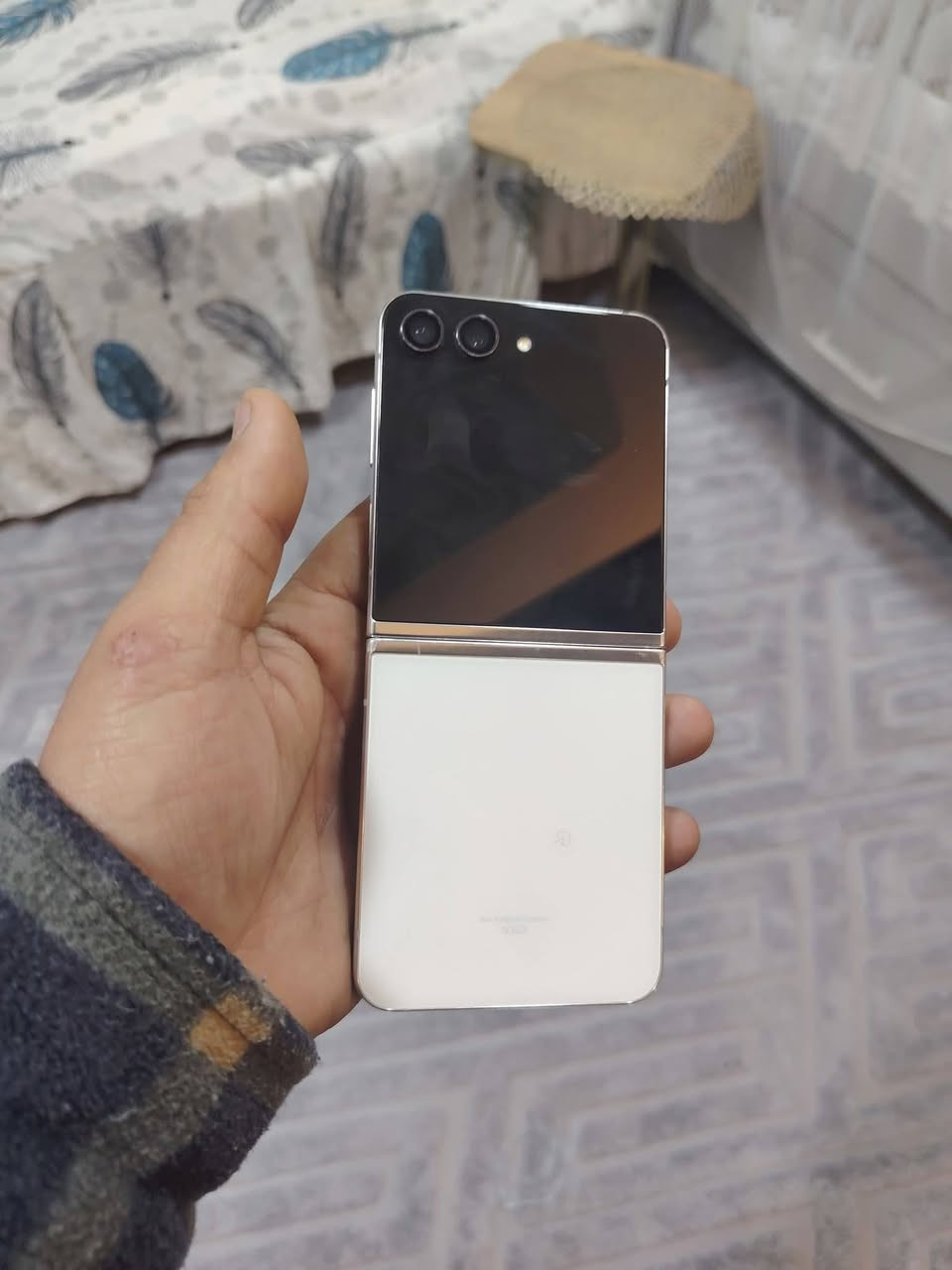 سامسونك  زي فلب 5
الجهلز على وضعيت الشركه كله شغال 
بس هاي بل شاشه نقطه سوده 
سعر 350 وبي مجال 
مكاني كراده داخل 
الرقم*********** 
واقبل مراوس بايفوت
