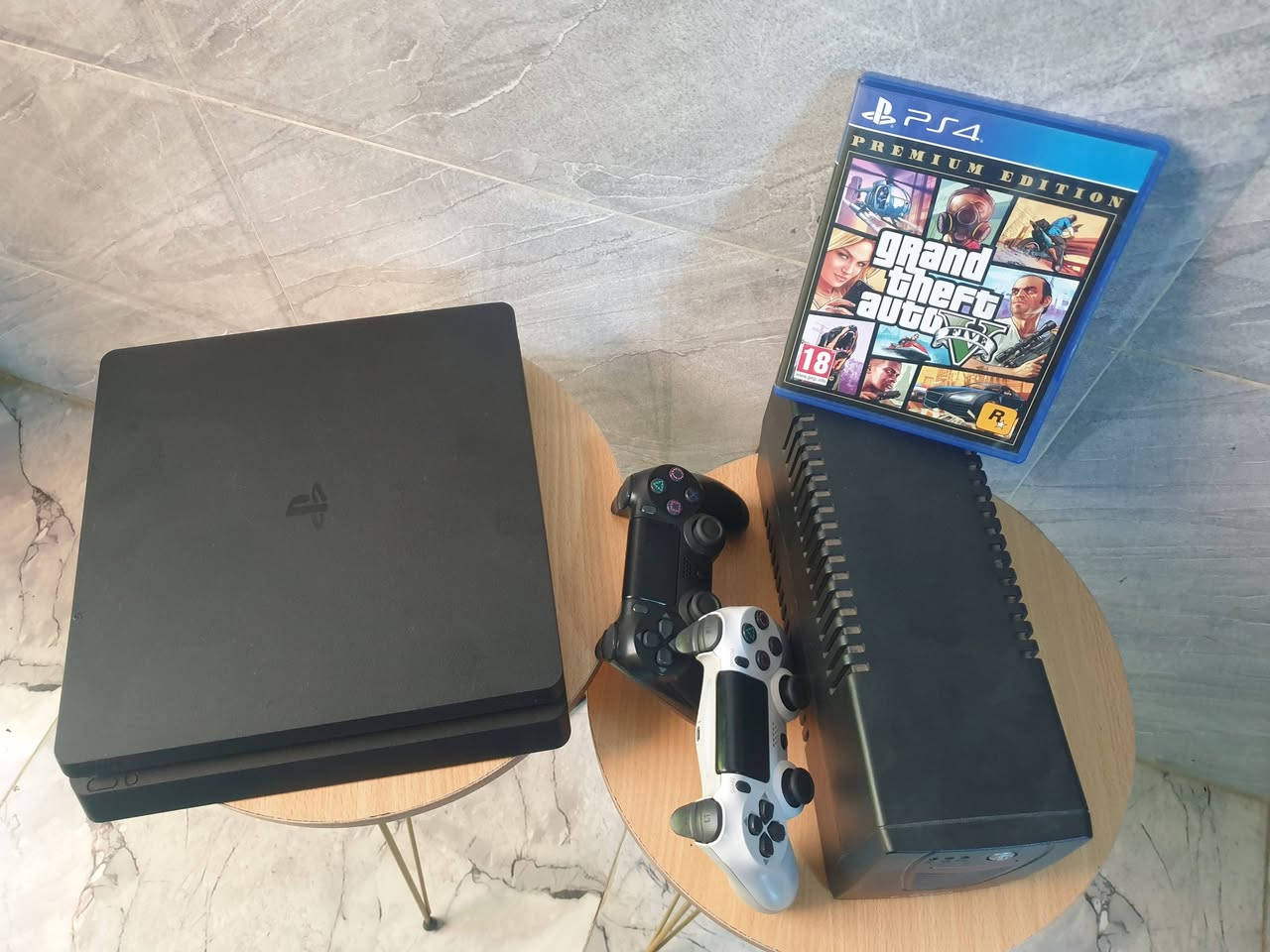 سلام عليكم بلي 4 للبيع سلم ذاكره  500 ويا ثنين يدات و قرص GTA و يو بي اس بس بطاريته ضعيفه يعني ميطول هواي و البلي نضيف فووول و تجي تفحص اذا مفتوح لو مصلح تعال رجعه و تدلل ما مهكر السعر 250 و بي مجال عنوان بغداد الشعب حي البساتين *********** بي واتساب
