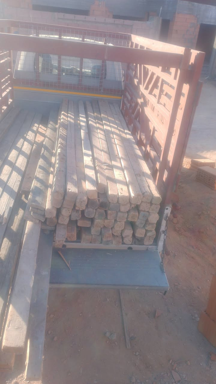 خشب البيع مع جكات على مكعب 400قفل ***********
