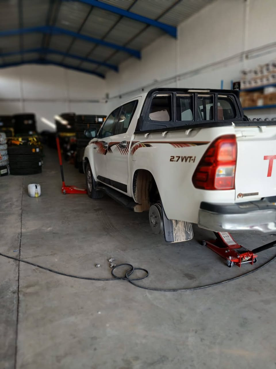 [ جانب من عملنا في قسم التركيب والبلنص ] 🛠️🛞
نقدم لكم أفضل الخدمات في مجمع فرحان الكرعاوي وليث الربيعي:
✅ عند الشراء، احصل  على:
 * شد وتركيب الإطارات #مجاناً .
 * بلنص (ترصيص) حديث #مجاناً.
 * صبغ فلنجات (لمسة جمالية) #مجاناً.
 * قصب الإطارات #مجاناً.
✅ خدمة طريق: افحص هواء إطاراتك مجاناً (في سبيل الله).
أكبر تجمع للإطارات في مدينة الديوانية 🛞✨
📍 العنوان: طريق نجف ديوانية - قرب ساحة التوديع.
📞 للتواصل: *********** | ***********
شرفونا بأي وقت! 🤝
