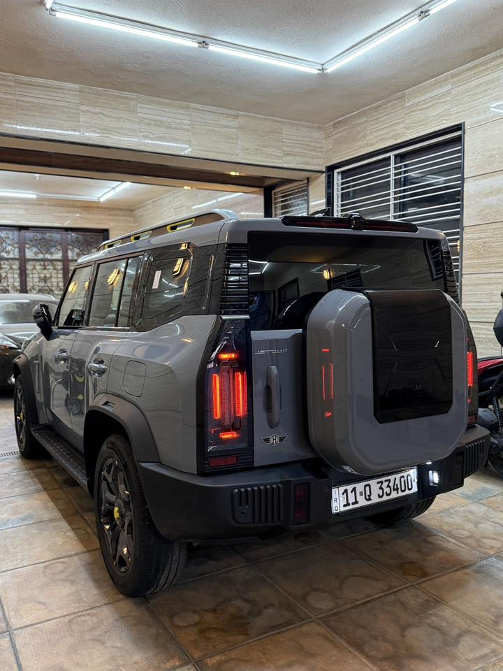 جيتور T2 2025
جيتور T2 2.0L LUXURY

الموديل: 2025 (خليجي) 

العداد  14.000
مع رقم اشبه بلمييز  

المحرك: 4 أسطوانات L 2.0 تيربو 254 حصان حقن مباشر

عزم الدوران (نيوتن-م): 390

ناقل الحركة: اوتوماتيكي دبل كلاتش من 7 سرعات

نظام الدفع: نظام دفع رباعي متطور من BorgWarner

الضمان الأساسي: 6 سنوات وعداد كيلومترات مفتوح

ضمان المحرك: 10 سنوات او 1،000،000 

بعدها داخل الضمان و الصيانة كلها داخل الشركة 

المواصفات:

*فتحة سقف بانوراما 1.1م

*إطارات قياس 20 إنچ

*الصندوق شفط

*الشباك الامامي المضاء  بجيتور 

*مثبت سرعة مع رادار تفاعلي

*نظام القيادة شبه الذاتية

*نظام الكبح التلقائي في حالة الطوارئ

*نظام تحذير الاصطدام الامامي والخلفي

*كاميرات محيطية 540 درجة

*حساسات أمامية وخلفية

*نقطة عمياء

*نظام تحذير مغادرة المسار

*نظام المساعدة للبقاء في المسار

*شاشة التحكم بقياس 15.6 إنچ

*شاشة القيادة بقياس 10.25 إنچ

*نظام صوتي متطور 12 سماعة من Sony

*نظام أبل كاربلاي وأندرويد أوتو لاسلكي

*نظام اوامر و تحكم صوتي

*مقصورة الركاب من الجلد الفاخر والكنتارا

*مقعد السائق والراكب كهربائي

*مقاعد السائق والراكب مبردة و مدفئة

*مقاعد السائق والراكب مزود بذاكرة لحفظ 3 وضعيات الجلوس

*إنارة ترحيبية مع إنارة محيطية متعددة الالوان

*عتبات الأبواب مضيئة

*مصابيح أمامية وخلفية أوتوماتيكية LED 

*التكيف التلقائي للضوء العالي

*نظام تقليل الضجيج النشط مع زجاح مزدوج

*المرايا الجانبية قابلة للطي كهربائياً ومدفئة

*دخول ذكي و تشغيل عن بعد

*خاصية إغلاق نوافذ وفتحة السقف عن بعد

*شاحن هاتف لاسلكي سريع

*نظام تنقية الهواء PM2.5 وفلتر N95

*مسند الذراع الوسطي مع ثلاجة

*انماط قيادة متعددة للطرق الوعرة

*وسائد هوائية امامية و جانبية عدد 6

*ماسحات الزجاج الأمامي مع حساس للمطر

*دوسات جانبية

*نظام الفرامل الأوتوماتيكي Autohold

*نظام التحكم بنزول المنحدرات

*نظام المساعدة لصعود المرتفعات

*نظام مراقية ضغط الاطارات
 

ومكان السيارة بغداد
***********
***********
