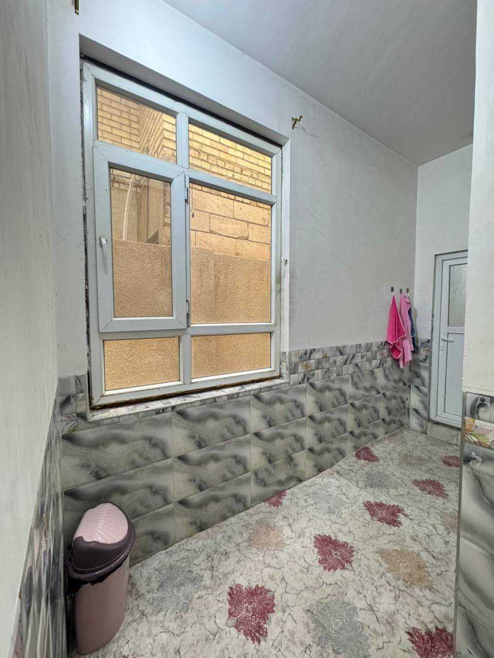 � بيت للبيع – حي المجتبى (موقع مميز)
📍 كربلاء المقدسة

🔹 المساحة: 200 م²
🔹 النوع: طابو صرف
🔹 السعر الكلي: 380 مليون دينار (شامل المبادرة)
🔹 المطلوب مبادرة: 90 مليون دينار فقط

📍 الموقع:
حي المجتبى – قرب المستوصف
يبعد 100 متر فقط عن المدارس والمستوصف
حي راقٍ ومخدوم بجميع الخدمات

🏗 مواصفات البناء:
✔ بناء ممتاز
✔ البيت مكون من 6 غرف نوم
✔ 3 غرف معزولة (شقة مستقلة)
✔ الشقة مؤجرة حالياً بـ 350 ألف دينار شهرياً
✔ 4 مجاميع صحية
✔ سطحين

هدايا مع البيت 
ثلاث سبالت 
ثلاث سخانات 

💎 فرصة استثمار وسكن بنفس الوقت
💰 دخل شهري ثابت من الشقة المؤجرة

***********
