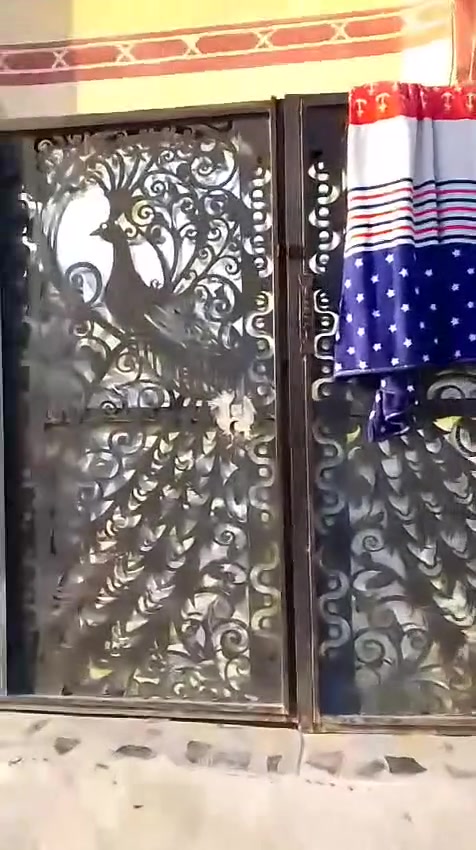 اخوان سلام وعليكم بيت مساحته 100 بيت بناء حديث في حي البتول   مقابل مدرسه الولدايه  بيت كامل قاط ونص45 وبي مجال للشراي رقم الهاتف ***********
