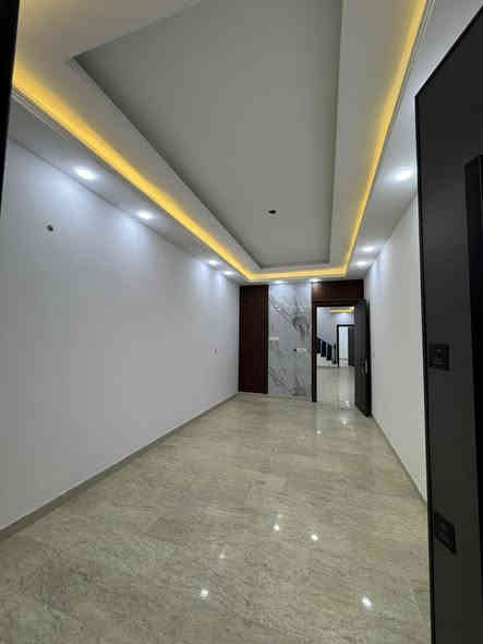 � 
منزل للبيع - السيدية / مربع الضباط
 🏡

الاستقرار هو المستقبل في كل عقار 👍
للراغبين بالحداثة والفخامة ✔️

🔹 الموقع: بغداد - السيدية - مربع الضباط - خلف شارع الكويتي 
🔹 المساحة: 162م
🔹 الواجهة: 6م

🟡 العقار يتكون من دارين  twin مساحة كل دار 162م

💠 
تفاصيل البناء (ثلاث طوابق):

🔸 الطابق الأرضي:
غرفة نوم + مطبخ + خدمات + هول حولي + استقبال + منور

🔸 الطابق الأول:
3 غرف نوم (منها غرفة سويت) + خدمات

🔸 الطابق الثاني:
بيتونة + سطح أمامي وخلفي

🟣 
مواصفات البناء (درجة أولى - حديث):

✅ واجهة مرمر بتصميم حديث
✅ أرضية مرمر
✅ الدرج بايات انارة بيانو
✅ محجر ألمنيوم جام درجة أولى
✅ شبابيك ألمنيوم سلايد مقطع ممتاز
✅ جدران سيراميك ألواح
✅ أبواب داخلية تركية - أحدث تصميم
✅ أبواب خارجية قاصة
✅ ديكورات داخلية

📦 المنزل فارغ حالياً - جاهز للسكن فوراً

📞 
للتواصل والاستفسار:

أبو علي الجنابي 📲 0790 681 5314
علي الجنابي (أبو همام) 📲 0772 230 6859

أو زورونا في شركة الاستقرار
📍 السيدية - شارع الضباط - قرب دائرة الكهرباء
