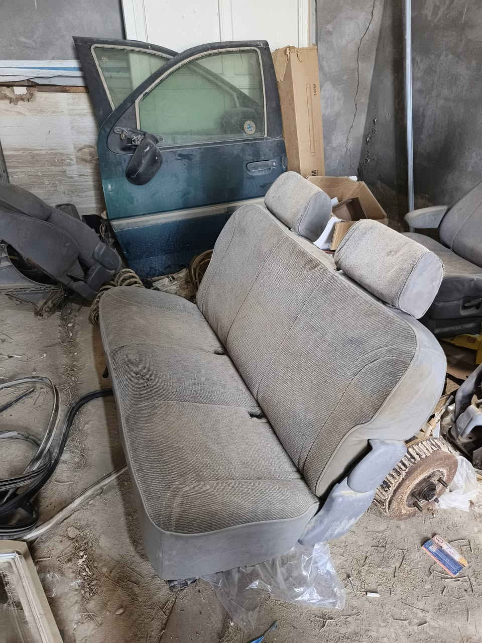 سلام عليكم غراض سياره وندستار كشنات مال سياره جهزات وحلوات وتانكي  بانزين وبيبان يمنه ويسره  تواصل***********
