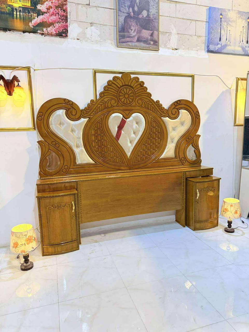 غرفه شغل وصط ضخم
السعر ٩٠٠ ٨٥٠ قفل 
شد نقل داخل بغداد مجاني
نضافه ٩٠ 
غرفه ضخم حلوه
حجز واتساب ***********
