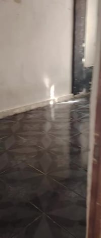 يوجد لدينا شقه للايجار  غرفة كلدور مطبخ صحيات  سعر الاجار 250 الف  حله...