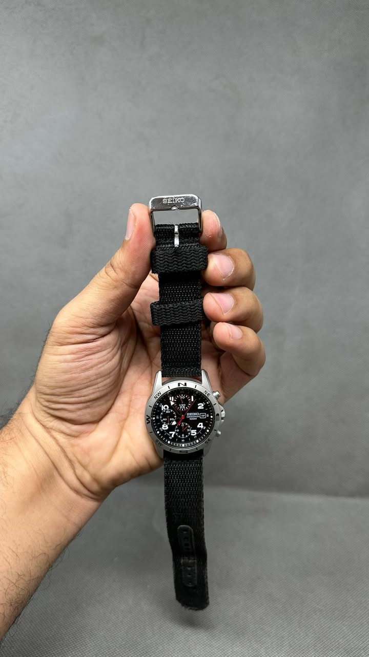 ساعة رجالي من Seiko Chronograph SND399P1 اليابانية الأصلية. تمتاز الساعة بتصميمها العسكري التكتيكي والرياضي المتين، وتُعرف بدقتها العالية ومظهرها الأنيق المخصص للمغامرات والأنشطة الخارجية.
رقم الموديل : 7T92-0DX0
رقم الساعة : 360010
التشغيل : كوارتز ياباني فائق الدقة (مكينة حركة 7T92).
المادة : مصنوع من الفولاذ المقاوم للصدأ (Stainless Steel) مع مظهر مطفي كلاسيكي.
اللون : فضي
المينا :  تحتوي الساعة على ثلاثة أقراص داخلية موزعة عمودياً لتشغيل وظيفة الكرونوغراف (مؤقت التوقيت):  وعقارب مضيئة بتقنية لوميبرايت (Lumibrite) للرؤية الليلية، وإطار خارجي يحمل مؤشرات البوصلة الجغرافية لتحديد الاتجاهات. 
القطر : 40 ملم
الزجاج : زجاج الحماية المقاوم للخدش (Hardlex Crystal)
مقاومة للماء : تصل إلى عمق 100 متر (100M)، مما يجعلها مناسبة للسباحة والأنشطة المائية السطحية.

=======================================
تتوفر خدمة توصيل لكافة انحاء العراق 5 الاف دینار  🚛


**إذا كنت صاحب هذا الإعلان وتريد حذفه لأي سبب، رجاءا أرسل رسالة إلى الدعم الفني**