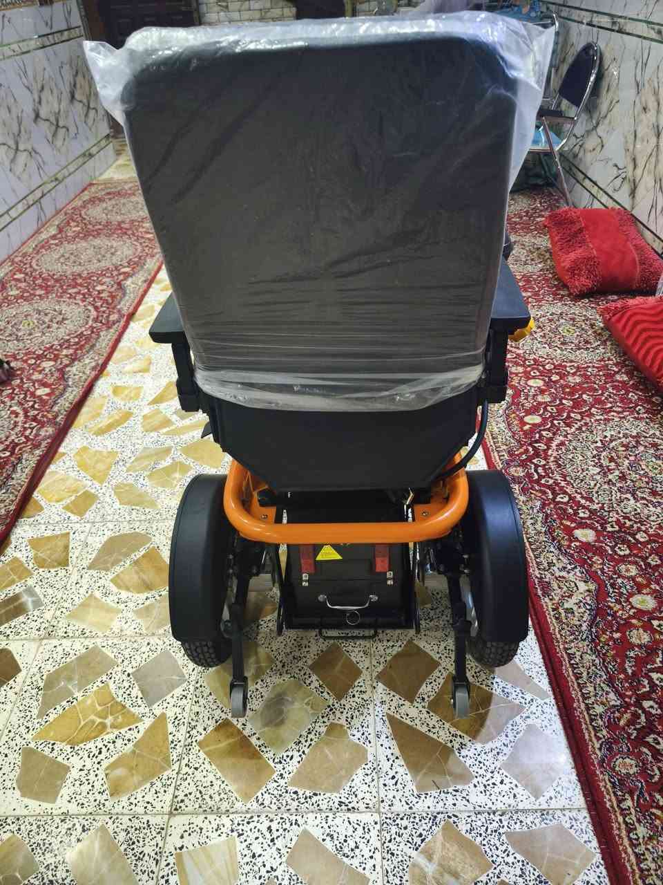 عربة  Enjoy Care (إنجوي كير)
هو كرسي متحرك كهربائي أو يدوي مخصص لمساعدة كبار السن وذوي الاحتياجات الخاصة على الحركة بسهولة وأمان.

مميزات عربة Enjoy Care

تحكم سهل: مزود بعصا تحكم (Joystick) سلسة للحركة بجميع الاتجاهات.

تصميم قابل للطي: يسهل طيه ووضعه في حقيبة السيارة أو السفر به.

بطارية قوية: يعتمد على بطاريات ليثيوم خفيفة الوزن تقطع مسافات تصل إلى 16-20 كم بشحنة واحدة.

تحمل الوزن: يتحمل عادة وزناً حتى 100 كيلوجرام.

وضع طوارئ: يمكن تحويله إلى وضع يدوي إذا نفد شحن البطارية.  للإستفسار الاتصال على الرقم***********

