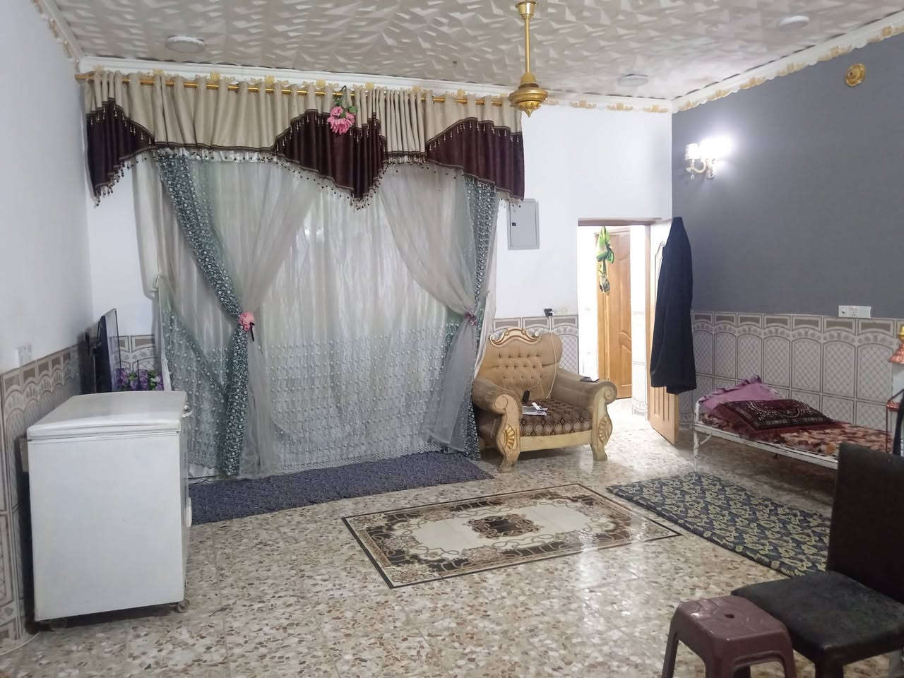 دار للبيع المساحه ٧٨٠ متر يحتوي على غرف نوم ٢ مع صالة مع استقبال مع مطبخ مع صحيات داخلية وا خارجية مع كراج كبير السعر خاص العنوان مقابيل سيد جواد فرع المضمد الاستفسار الاتصال على الرقم *********** الاتصال على الواتس اب
