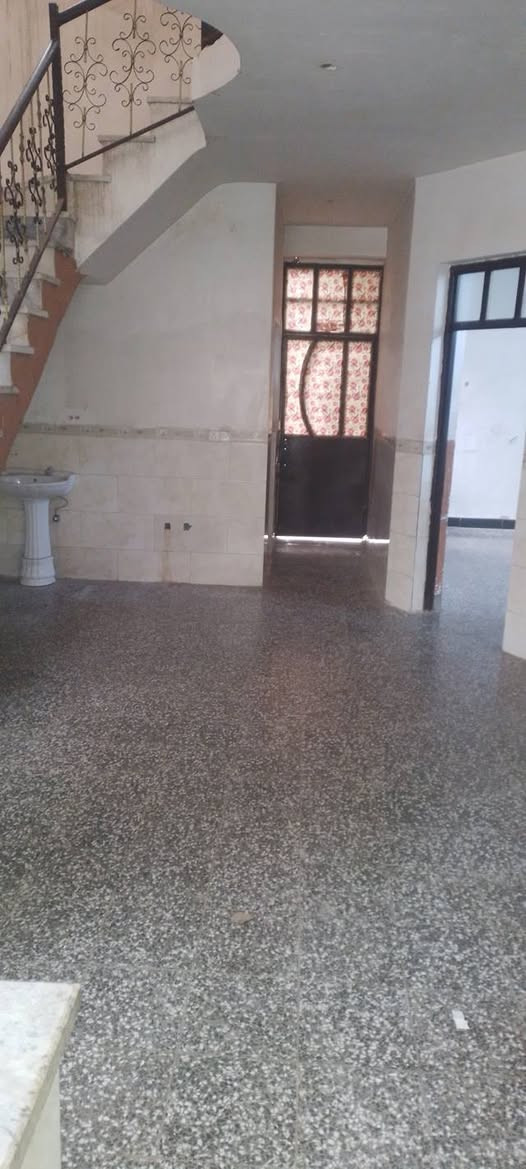 بيت الإيجار جاهز
بستان سامي خلف المجمع الطبي 
مساحه 150متر 
غرفه نوم صاله كبيرة مطبخ 
استقبال 
الاتصال *********** وات ساب
