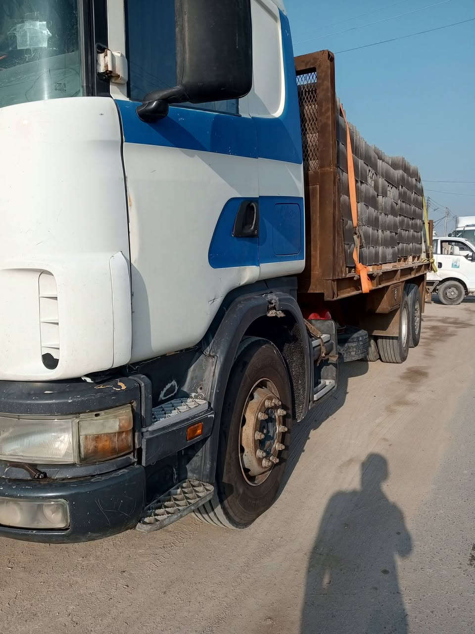 سلام عليكم 
سكانيه بومه موديل 2000 رقم واسط بسنويه صطحه كرين 
محرك انجكتر 24 طخم تاير /باج بطن
مكاني بصره زبير ***********
