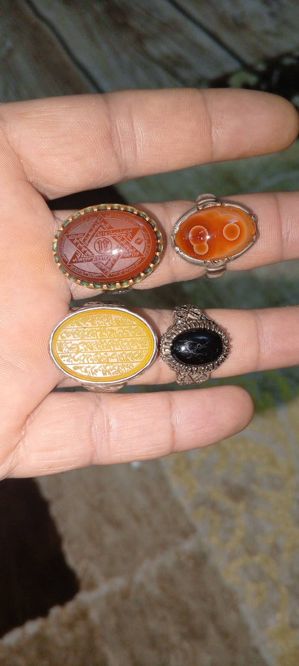 البيع خواتم قديمه فضه عيار 925 حجز اصلي فعال سعرالف25 قفل وذا شلع تريد علا الف 20مناسب فقط شراي يتصل علا رقم*********** او يجي  خاص من رخصه الادمن المحترم وافق ربي يرزقك انشالله باب رزقي اذ مكان بغداد توصيل ماعندي بيع مفرد وشلع