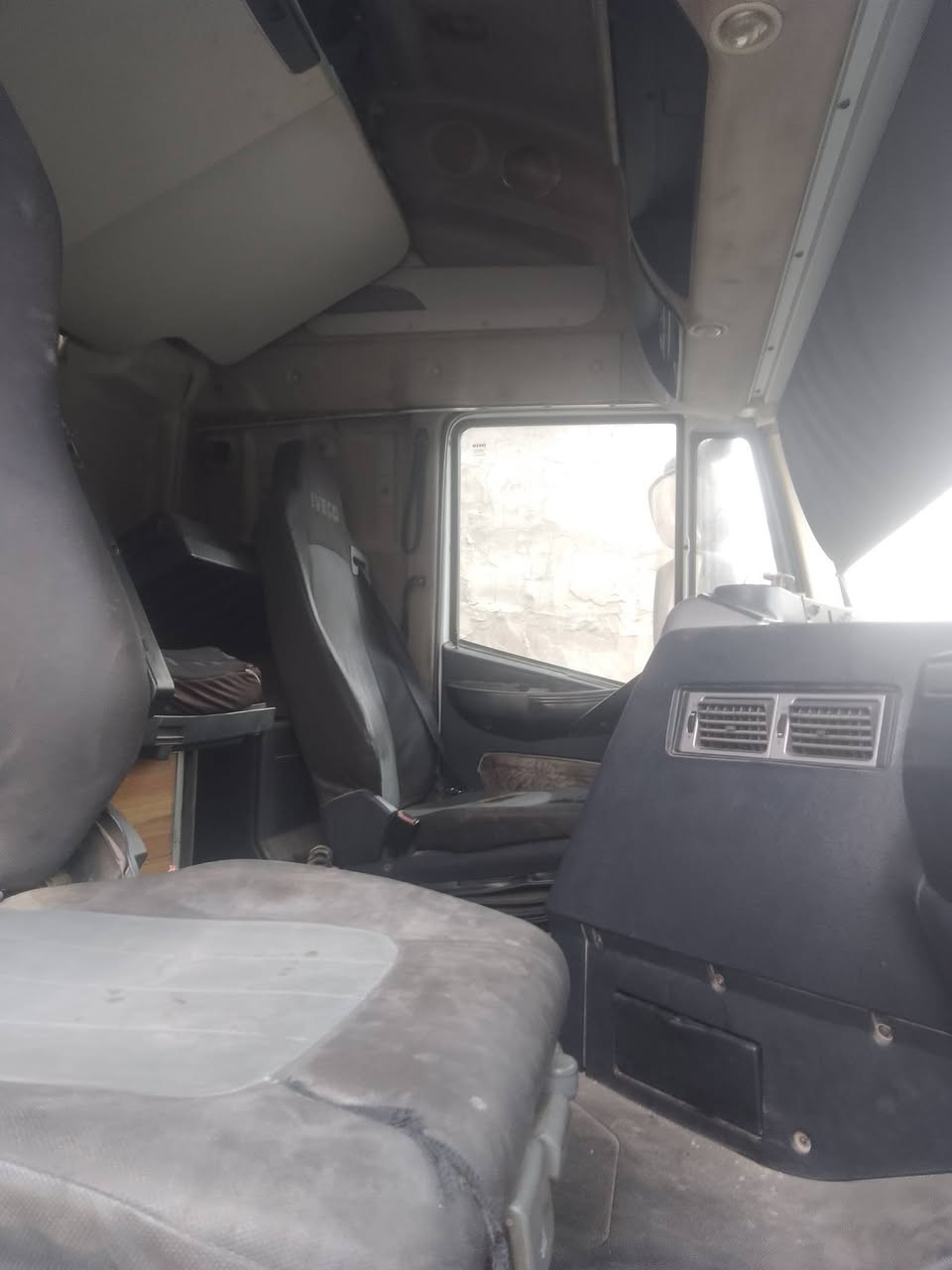 سلام عليكم عندي افيكو للبيع مديل 2007 الون أبيض مكينه بيهه بخار وفطرشاصي مضروب باج مربوطه برار بس البراد ماكو السعر90 بيهه مجال ***********
