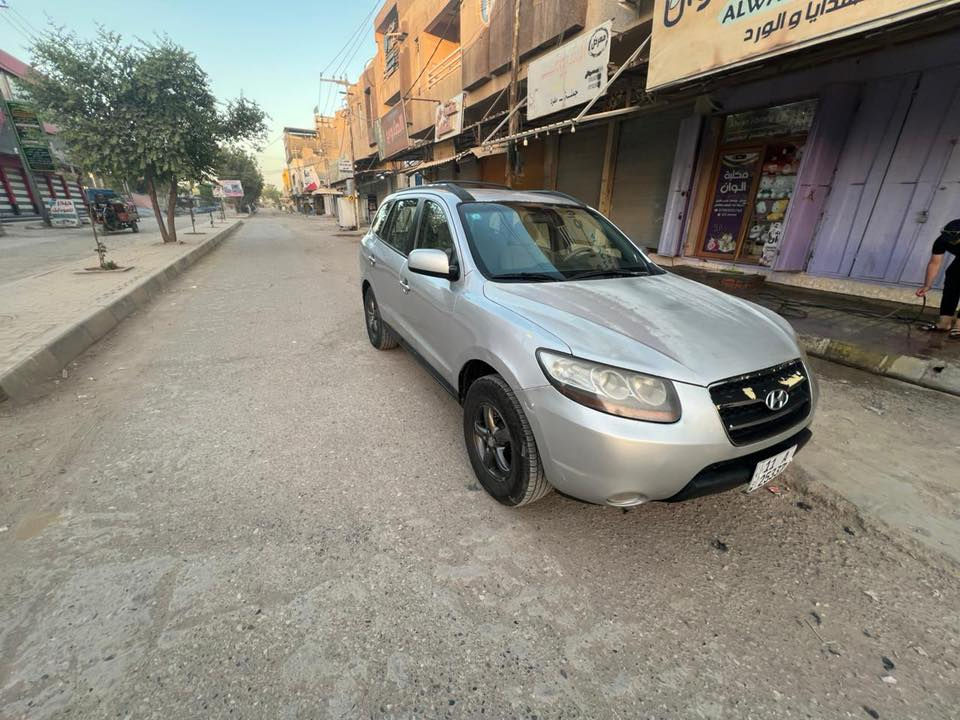 سنتافي ٢٠٠٨ امريكي سياره ضررها بنيد ومبدل ومصبوغ وحاليا بي جراد سياره بيها طخات بسيطه وكلها ليبل واحد  تبريد وتدفئة  شغال وخير من الله كير ومكينه جدد السياره داخلها  وخارجها نظيف كلش تخم تاير وصدر جديد وبيها منظومه غاز ٦٠ لتر مكينه ٦ سلندر ٢٧٠٠ رقمها بغداد الدولي مشروع وطني تحويل ثاني يوم    البيع سعر ١١٥
مكانها ديالى الخالص للتواصل ***********
