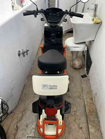 السلام عليكم 
دراجه شحن للبيع شغاله مابيه اي عطل ولاداخله مصلح فقط بنجر وسويته ولهورن وكف من غسلته لباقي كله شغال لايتات اشاير بصمه وسويج بريكات امامي خلفي نضيفه ومابيه شي
سعرهه جدا مناسب للمراسله ع رقمي *********** واتساب
