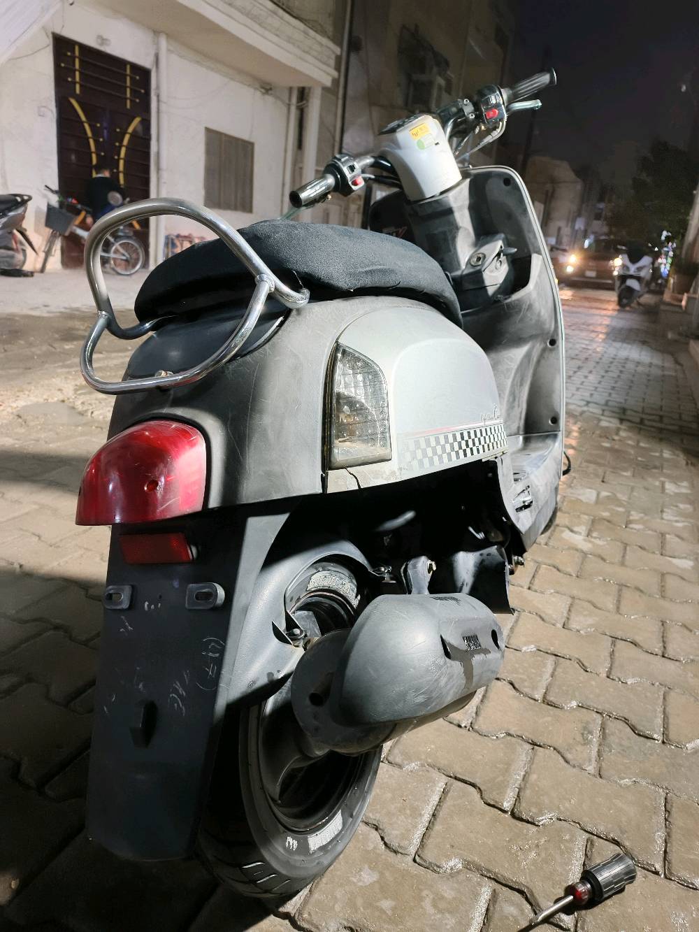 العنوان بغداد الحرية دباش 📍
السلام عليكم
الدراجه بيه نواقص مثل الدشلي مل عداد و الطوافه مل  بانزين مرات تقره ومرات متقره والدرجة مكفول انطيك ضمان لمدة يوم تفحص نكره سلف بكل وكت