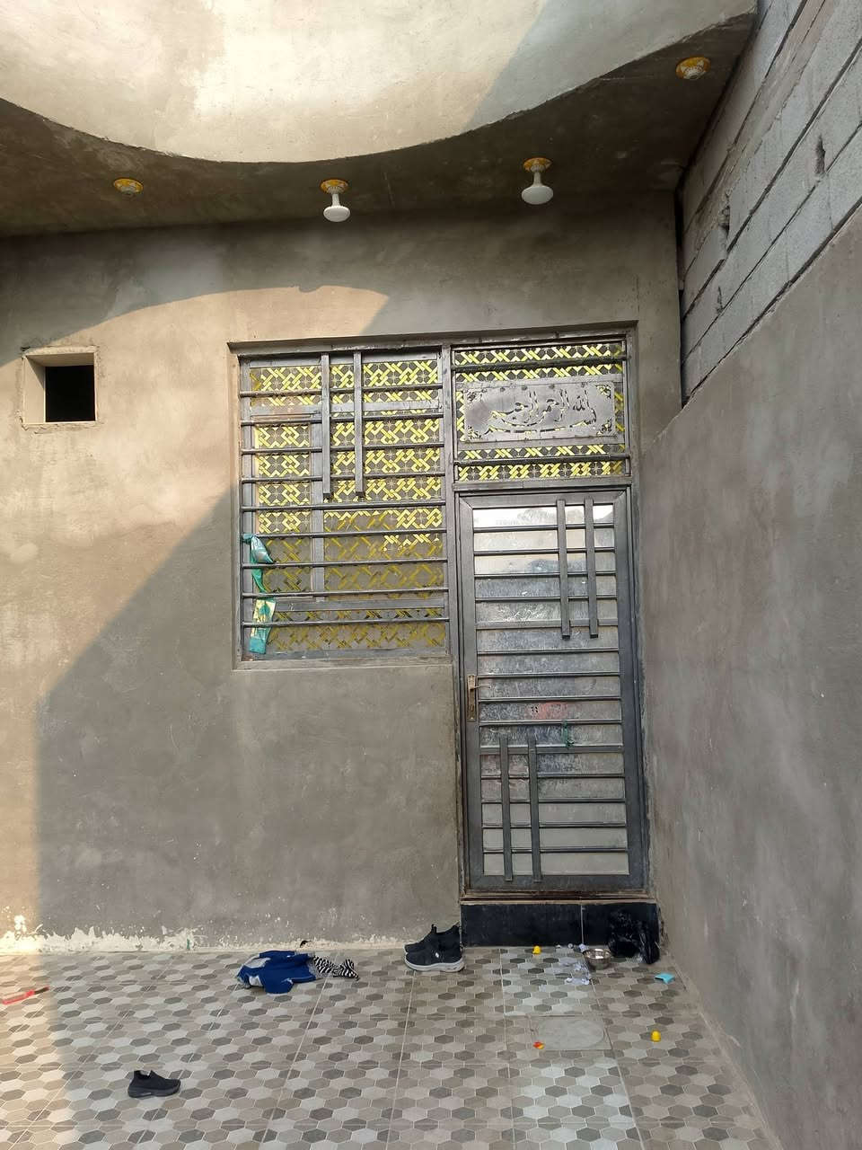 دار للبيع زراعي يحتوي على 3غرف صاله ديوان مطبخ صحيات 
غرفه بالصطح مساحه 200متر 
حي القائد مزرعة ابولطيف  السعر 75 قفل 
للاستفسار الاتصال على الرقم ***********
