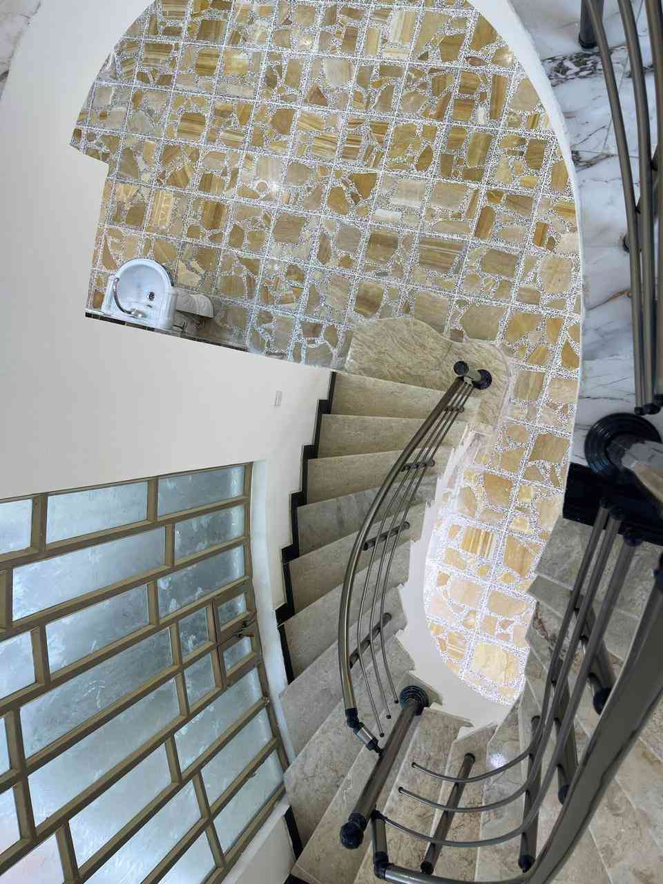 مشتمل للبيع — فرصة مميزة في حي المثنى ✨🏡
📍 الموقع: حي المثنى / خلف الشهداء
📍 بالقرب من جامع فاطمة الزهراء
📍 خلف أسواق البوشامان
🌟 موقع راقي وهادئ جداً

📐 المساحة: 149 متر
🏠 البناء: زيرو — بناء 2025
🏢 يتكون من طابقين
🛏️ يحتوي على 5 غرف نوم
🛋️ تصميم عصري وتشطيب مرتب

💰 السعر: 97 مليون
✅ السعر قابل للتفاوض

📞 للاستفسار والمشاهدة:
***********

🏢 زيارة مكتبنا:
مكتب القمة للمقاولات والاستثمارات العقارية
📍 سامراء — دوانم البوهراط — شارع المكاتب
