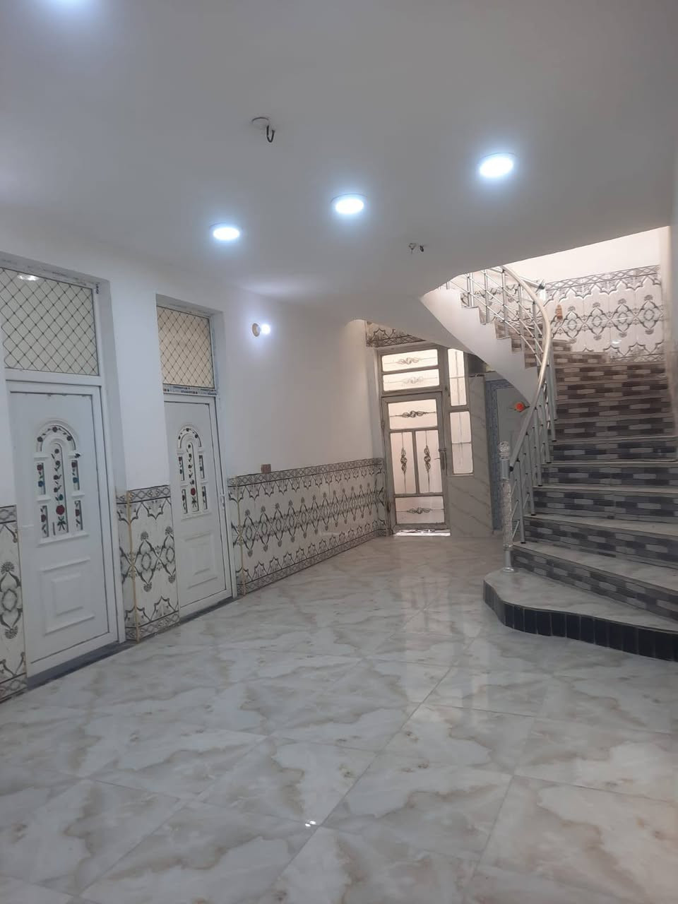 السلام عليكم دار للبيع المساحه 300 متر طابو زراعي بأسمي تحويل مباشر الموقع يبعد عن الشارع العام حله بغداد 100 متر بفرع مرطبات باريست البيت يتكون من صاله كبيره + استقبال 10*4 + غرفتين نوم 5*5 + مطبخ 6*5 + صحيات داخليه و خارجيه بناء طابوق سنة البناء 2017 كونكريت مسلح شارع تبليط مع خدمات ماء + كهرباء + مولد شارع بيع مستعجل للاتصال على الرقم 
***********
