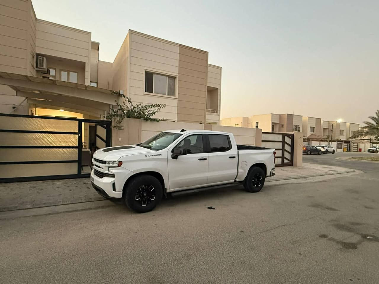 السلام عليكم 
سلفرادو للبيع او مراوس 2020
 4x4
V8 5300 
رقم اربيل باسمي
هزة جديدة
تحويل بنفس اليوم
سيارة جاهزة على اخر حباية
كير مكينة مكفول
منظومة تبريد جديدة
صدر جديد
تخم تاير جديد
باتري جديد 
شاشة كار بلي 
غرفة السياره مدوشمة جديد
السياره جاهزة والحمدلله
سونار بالمنشور
حادث جاملغ وشوية من البنيد 
جاملغ مبدل والبنيد مصلح
السعر 255 وبيها مجال
للاستفسار واتساب او اتصال
***********
