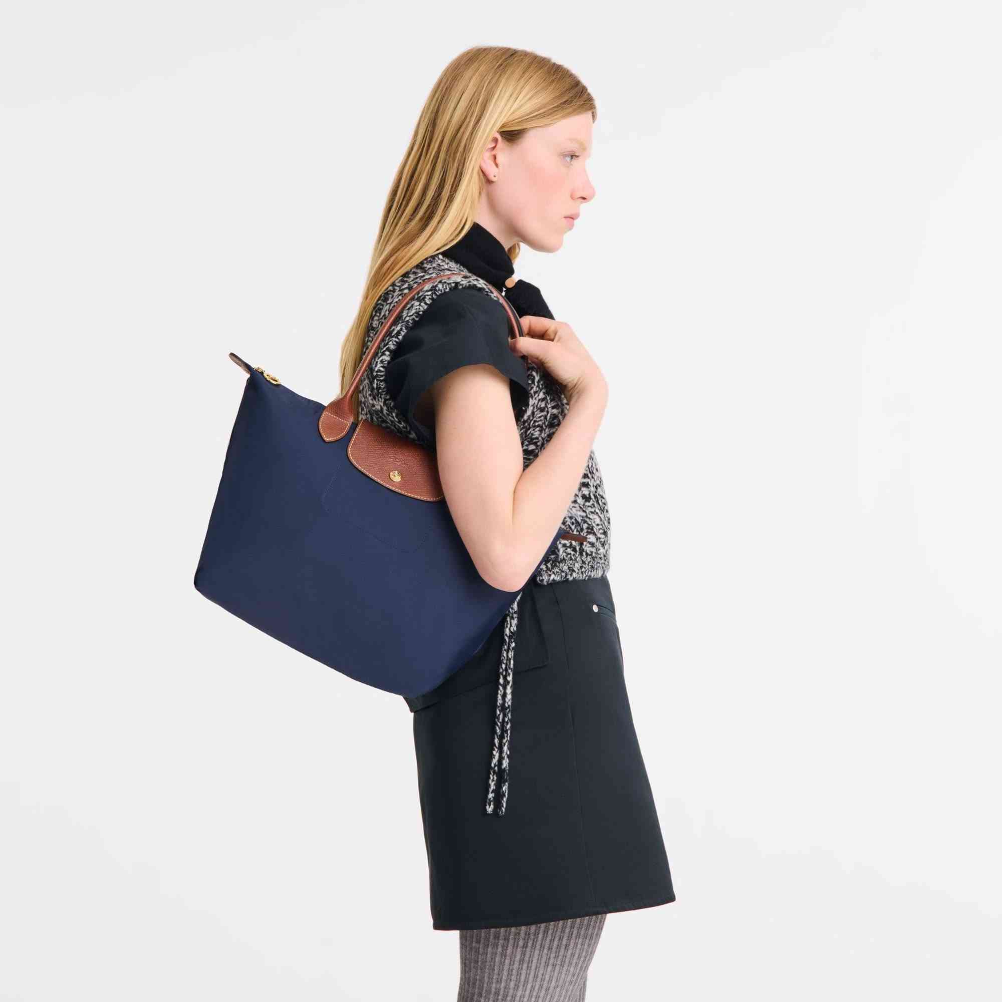 حقيبة 👜 نسائية فخمة وأنيقة من ماركة Longchamp الأصلية الفرنسية 🇫🇷 ✨

تصميم فرنسي راقٍ  يجمع بين القماش المتين والجلد الروسي الطبيعي الفاخر، خفيفة وعملية ومثالية للاستخدام اليومي أو السفرات .

✴️ متوفر ابيض وأسود 

◽️ جودة عالية
◽️ تصميم كلاسيكي راقٍ
◽️ مريحة وخفيفة بالحمل
◽️ممكن استخدامها كحقيبة صغيرة او كبيرة 

☑️القياس 
في حال الحجم الكامل 
الارتفاع 30cm
العرض 28cm

للاستفسار خاص 📩
توصيل متوفر 🚚

#لونشامب #Longchamp #جنطة_نسائية #جنط #موضة #ستايل #أناقة #جنط_فخم #جنط_ماركات #جنط_يد #اوتفيت #كلاسيك #ترند #بنات #تسوق #العراق


**إذا كنت صاحب هذا الإعلان وتريد حذفه لأي سبب، رجاءا أرسل رسالة إلى الدعم الفني**