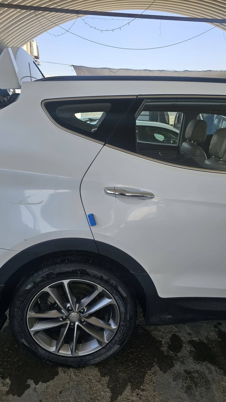 * هيونداي سنتافي فول عدا البانوراما ٦ سلندر خليجي للبيع .
* رقم بصرة بأسمي
* كراسي السائق والصدر كهرباء .
* كراسي جلد .
* ٧ راكب .
* بصمة .
* تبريد ثلاث قطع. 
* محرك لوك نظيف جدا بلادي وحدادية جديدة . 
* اطارات جديدة .
* ويل كب 19 انج .
* حساس امامي خلفي وزراك لايت امامي .
* صندوك كهرباء .
* شاشه . 
* كاميرا خلفيه .
* مخارج USP و AUX وبلوتوث .
* وبقية المواصفات الأخرى .
* ماشية 90 الف .
* رقم بصرة بأسمي .
* ضرر تبديل باب السائق ومصبوغ وجاملغ صفحة الصدر بارد وشويه من الدعامية الامامية صفحة الصدر .
* مكان السيارة بصرة 
* السعر المطلوب 215 ورقه وبي مجال للطيبين. 
* أبو مريم/  ***********
*
