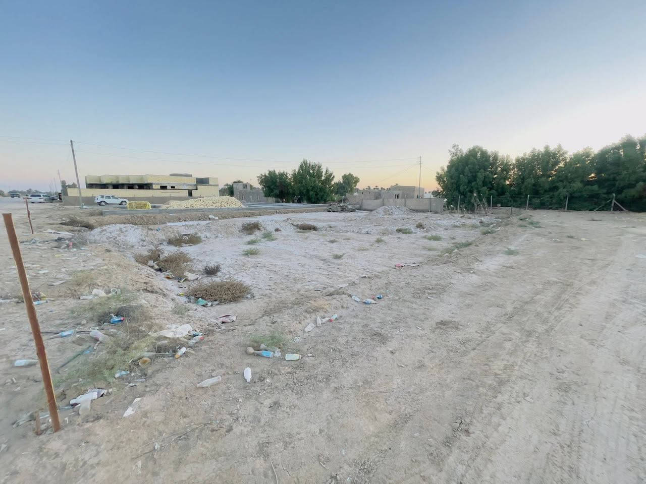 ارض زراعيه تخبل على طريق الغراف-الحمزه مساحتها 900 متر مربع موقع تجاري حرف T الواجهه 25 والنزال 36 وكلشي متوفر ماي اساله وكهرباء والمحوله تبعد عشر امتار فقط اتصل على الرقم ***********
