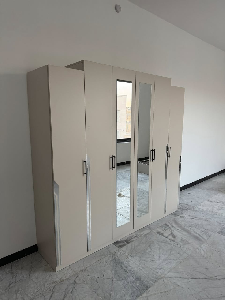 غرفه نوم للبيع جديده مامستخدمه خمس قطع السعر 550الي يريدها هذا رقمي***********
