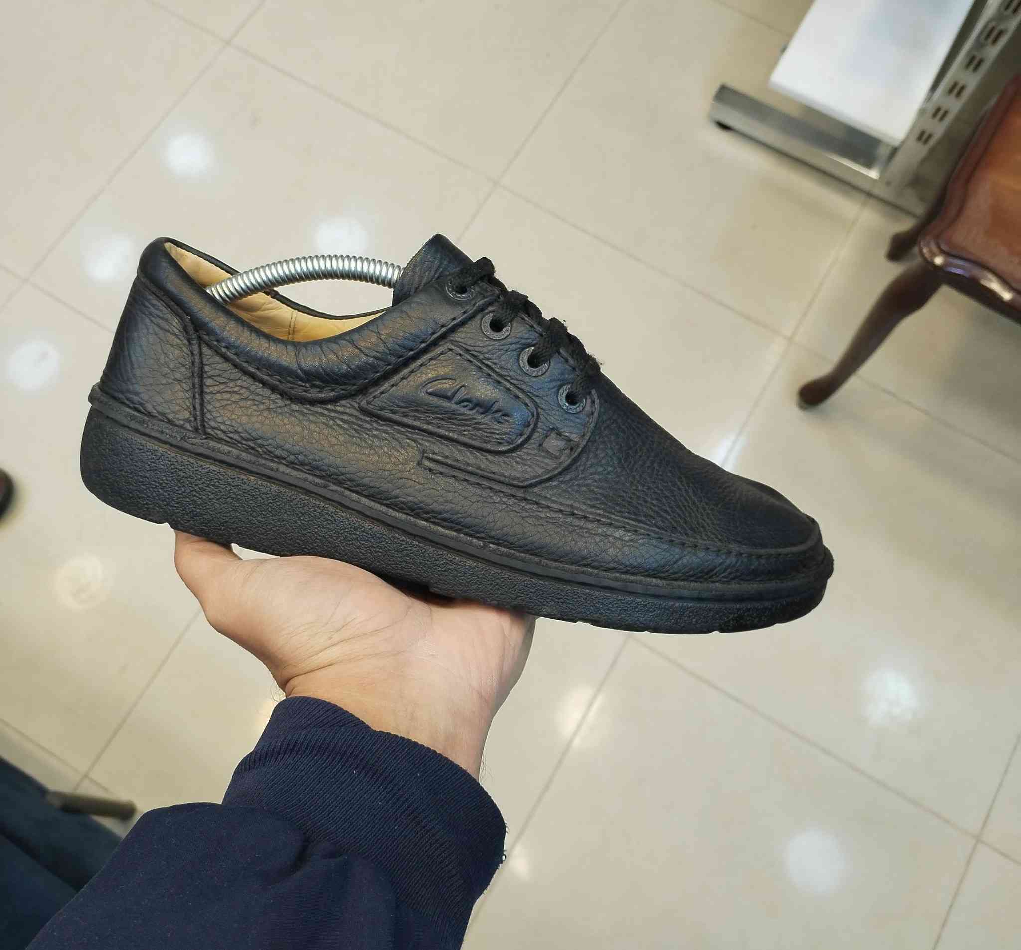 كلاركس أصلي وكالة اورجنال 
بالة انكليزي نظافة 💯 
قياس 43 ونص / 44 طول القدم 28
جلد طبيعي فاخر بطانة جلد طبيعي 
دبان جلد طبيعي طبي 
أرضية طبية مريحة للقدم 
قطعة راقية كجول ورسمي 
للحجز على خاص 
أو مراسلة واتساب ***********
توصيل لكل محافظات العراق
