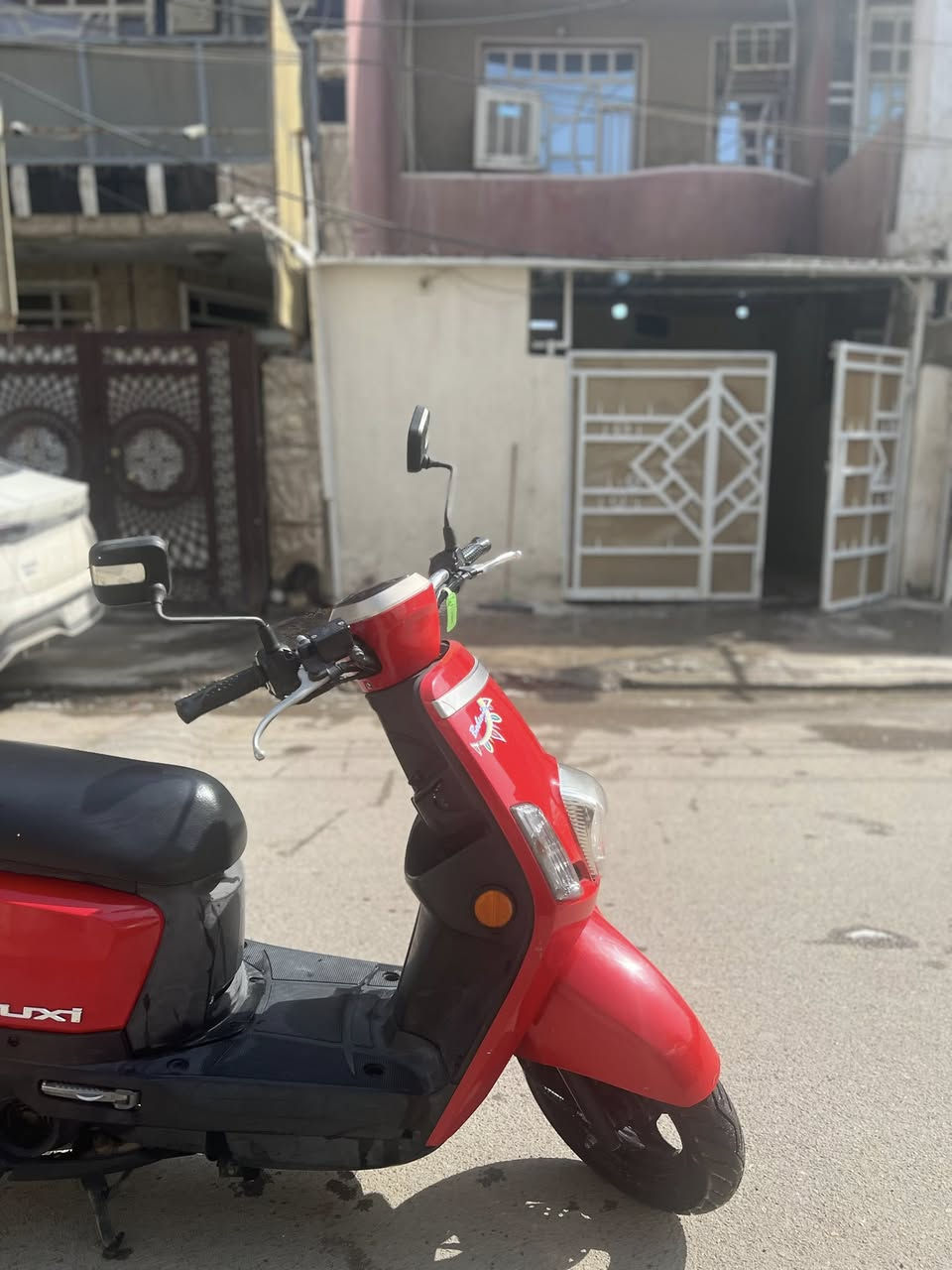 السلام عليكم للبيع ماكس بوليس مسطره مال رميه صالها 10ايام من نازله الدراجه بعدها بحاله الوكاله نزلتها من الضلال كفاله من كلشي كهرباءيات كلها شغاله نص نكره سلف مكينه مامدود عليها درنفيس الدراجه خير من الله ومابيها اي نقص وبل عافيه عل الياخذها 
المكان بغداد الشعب 
السعر /مليون وميه وخمسين وبيها مجال حك الجيه 
استفسار ***********
