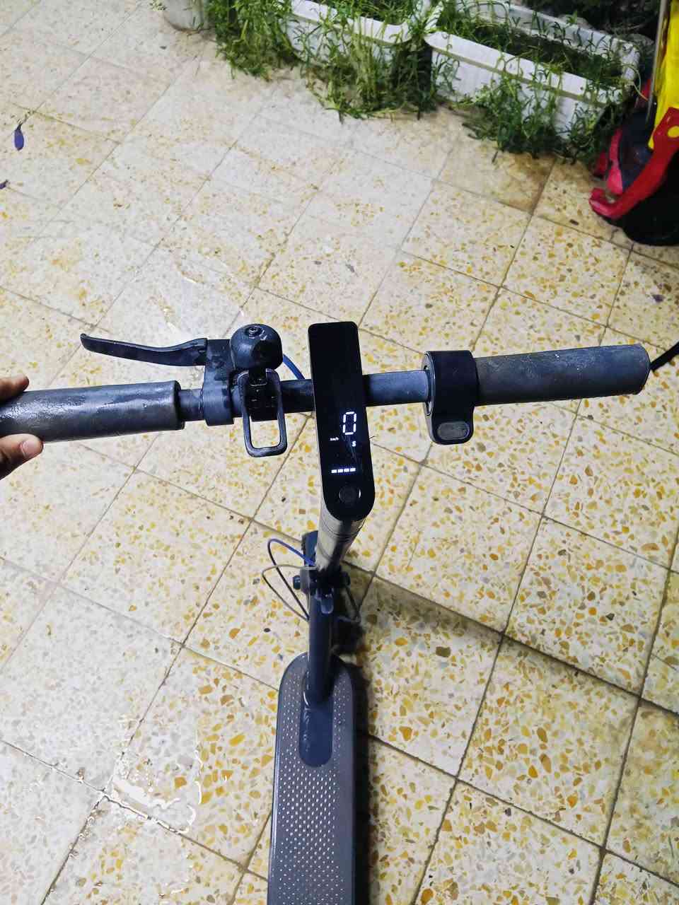 سلام عليكم سكوتر كهربائي للبيع شركه شاومي سرعته 25KM على 3 سرعات وبي  بريك ولايت سكوتر جديد سعر 350 وبي مجال بس عوزه تاير عله الرقم *********** مكان ناصريه مركز @إشارة
