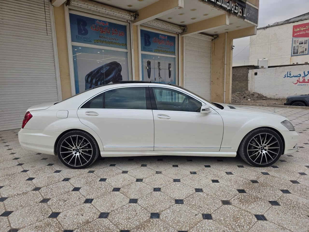 للبيع فقط اقره تفاصيل وشوف صوره وسوناره مرفق واتصل بلرقم 
مارسدس s350 AMG فول مواصفات 
2013 اصل كفاله عامه 
خليجي ماشية. Km120
رقم اربيل الدولي باسمي 
المواصفات 
بردات ٣ 
باموراما قطعتين 
تبريد كشنات 
تدفئة كشنات 
ناظور ليلي 
انارة داخلية متغير الوانهة 
كشنات ال٤ كهرباء 
جكات تصعد وتنزل السيارة 
عداد دچيتل 
جنطة كهرباء 
بيبان شفط 
داخل بيجي 
ثلاجة 
مري شفط 
تحكم ستيرن 
لد نهاري 
بكلايت لد 
مكينة v6
بردة جامة خلفية 
بصمات ابواب
وهواي مواصفات باقية 
السيارة نضيفة جدا 
بدون نقص برغي 
تخم تايرات وفلاتر و ويلات ودهن كلة وكالة جديد 
بدون اي مصرف  صدر مكينة كير كلشي مكفول على وظع شركه 
مكان السيارة بغداد قرب علوه الرشيد 
السعر ٢٥٥ ورقه 
للاستفسار 
***********
***********
