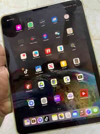 ايباد اير فور برو كلش نضيف قبل شهرين ماخذه ب 450 استخدام قليل قيم بالي...