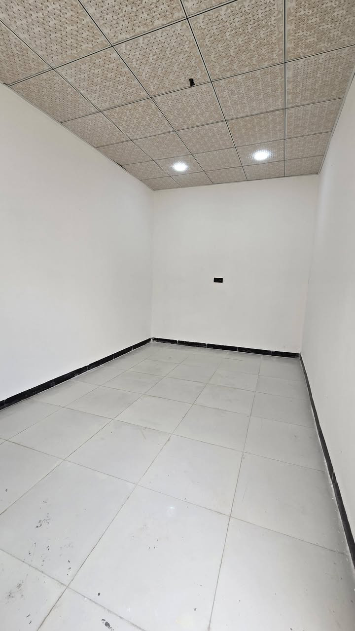 ⚜️بيت 100 متر طابو سند 25 رابع بيت عن الشارع العام
⚜️السعر 45 مليون  وبي مجال 
⚜️ اساس صب كونكريت السقف صب بناء طابوك جمهوري 
⚜️غرفه. صاله  .مطبخ ،صحيات ، استقبال 
⚜️العنوان : شارع المطار القديم قرب مجمع الجشعمي 
*********** مكتب المنصوري
