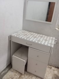 ميز تواليت • صغير • جديد
