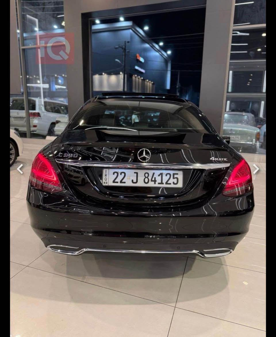 مارسيدس C300 موديل 2021 

حادثها كلش بسيط موجود رقم الشاصي بالصور 
ما ماشيه هوايا حالتها كلش نظيفه 
للتواصل على هذا الرقم 
*********** 

مواصفاتها 

المحرك: 4 سلندر تيربو سعة 2.0 لتر

القوة: 255 حصان عند 5800 دورة/دقيقة

العزم: 370 نيوتن متر (273 lb-ft)

ناقل الحركة: أوتوماتيك 9 سرعات (9G-TRONIC)

نظام الدفع:

خلفي (RWD)

رباعي 4MATIC (اختياري)

التسارع 0-100 كم/س: حوالي 5.7 ثانية

السرعة القصوى: حوالي 209 كم/س محددة إلكترونياً

استهلاك الوقود: حوالي 23–33 ميل/غالون حسب القيادة

الطول: 4687 مم

العرض: 1810 مم

الارتفاع: 1443 مم

قاعدة العجلات: 2840 مم

مصابيح أمامية LED كاملة

شبك أمامي رياضي مع شعار مرسيدس كبير

جنوط ألمنيوم 17–19 إنش حسب الفئة

مرايا كهربائية مع إشارات انعطاف

فتحة سقف بانوراما (اختياري)

عدد المقاعد: 5 ركاب

شاشة معلومات وترفيه 10.25 إنش

شاشة عدادات رقمية

نظام Apple CarPlay وAndroid Auto

مقاعد كهربائية مع ذاكرة

تكييف هواء ثنائي المناطق

إضاءة داخلية محيطية (Ambient Lighting)

سعة صندوق الأمتعة: 356 لتر

نظام Blind Spot Assist للتحذير من النقطة العمياء

نظام Collision Prevention Assist لمنع الاصطدام

نظام مراقبة انتباه السائق

مثبت سرعة

تشغيل بدون مفتاح (Keyless Start)

كاميرا محيطية 360° (اختياري)

حساسات أمامية وخلفية للمساعدة على الركن أربيل, العراق
