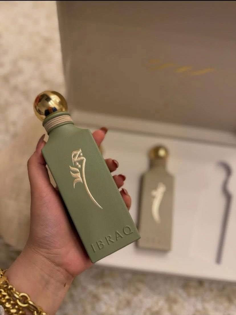 ✨ بكج إرث من براند إبراهيم القرشي الإماراتي 🇦🇪
رحلة عطرية فاخرة تنبض بالأصالة وتروي حكاية الإرث العريق بأسلوب عصري جذّاب 🤍

🌸 نوى  
دفء ونعومة تجسد ولادة البذرة الأولى، عطر يبشّر بقوة الحياة 🌿  
🔹 المقدمة: مسك، لوز برالين  
🔹 القلب: تونكا، جوز الهند، سوسن، قرفة  
🔹 القاعدة: فانيليا مدغشقر، عنبر

🌿 جريد  
انتعاش أخضر كنسمة واحة، يمنحك سكينة ويعانق الأرض بظلاله 💚  
🔹 المقدمة: ورد الصحراء، زنبق الوادي، توابل، عشب الليمون  
🔹 القلب: هليوتروب، فلفل وردي، أرز  
🔹 القاعدة: فانيليا، زعفران، عنبر، خشب الصندل

🔥 عتق  
عطر غني ودافئ يجمع نضارة الثمر بعمق الأرض، أثره يبقى ولا يُنسى ✨  
🔹 المقدمة: فلفل وردي، مندرين، سافوما، هيل، تونكا  
🔹 القلب: زنجبيل، سرو إسباني، لافندر، كاكاو  
🔹 القاعدة: أمبروكس، أمبيرس، برالين، عنبر

سعر البكج خااص🌸🥰👈
🚘يوجد خدمة توصيل لجميع محافظات العراق


**إذا كنت صاحب هذا الإعلان وتريد حذفه لأي سبب، رجاءا أرسل رسالة إلى الدعم الفني**