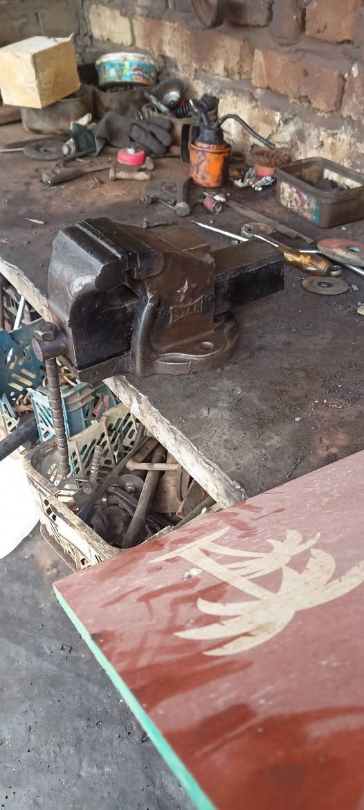 سلام عليكم منكنه حديد قديمه حجم 5نج ام نجمه 
تفتح 13سانتيم 
عرض فج 10سانتيم 
*********** بي واتساب
