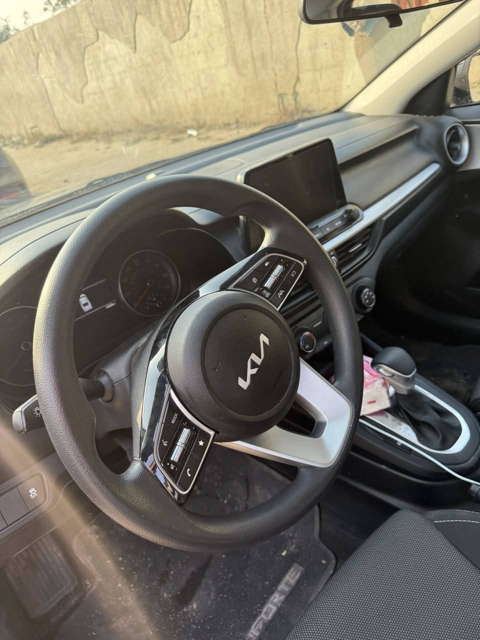 سلام وعليكم كيا فورتي للبيع موديل ٢٠٢٤ محرك ٢٠٠٠ دوش رقم بغداد دولي جديد. ربع باب مقابيل سايق صبغ. والباقي خدوش. وجاملغ امامي تعديل بارد ماشيه حاليا ٢٦٠٠ ميل. زيزو. عنوان بغداد.  رقم الهاتف ***********
