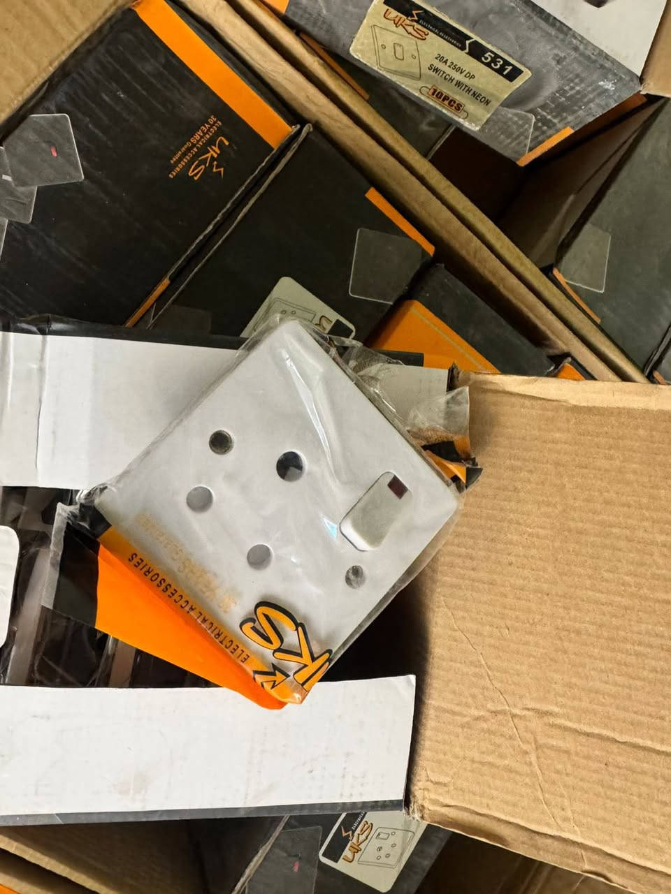 سويجات ابيض
متوفر ٣٠٠ كارتون
يحتوي الكارتون على ١٠٠ قطعه 
سعر القطعه ٧٥٠ دينار 
***********
