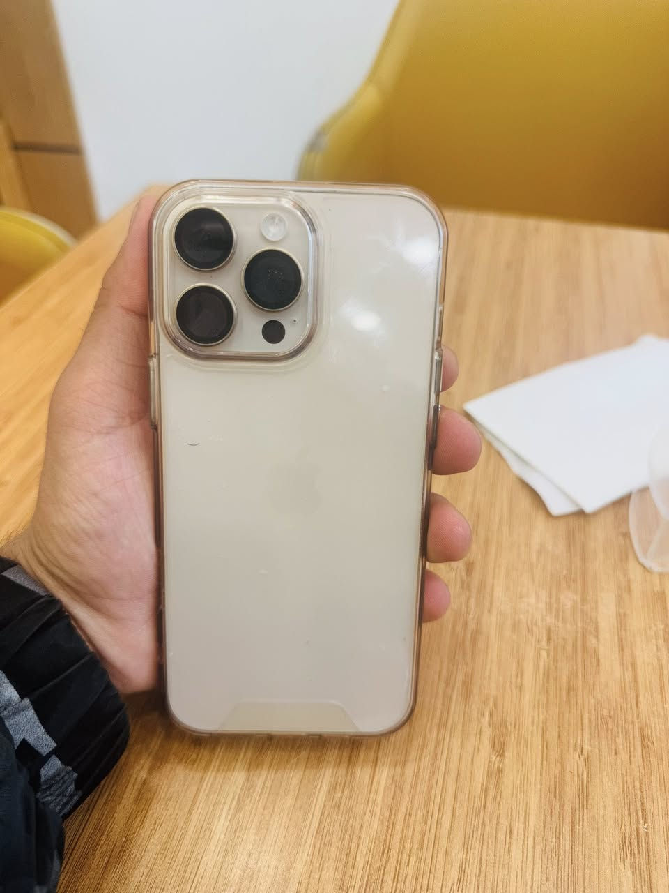 سلام عليكم ايفون للبيع 16برو ماكس
ذاكرة:256

بطاريه97

كامل ملحقات 

جهاز نضيف مستعمل قليل 

السعر:1350 

متواجد ع الرقم ***********
