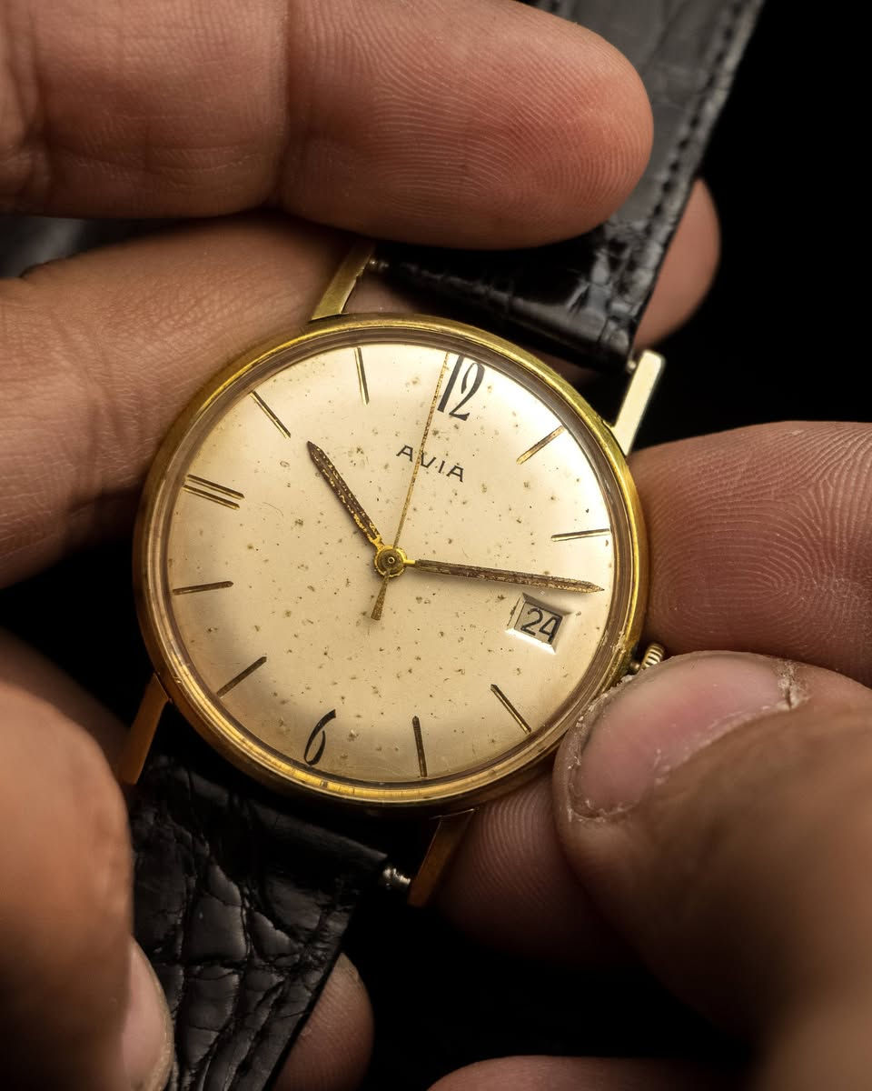 من حقبة الخمسينات من القرن العشرين أنتجت العلامه التجاريه الشهيره آڤيا أحد اجمل اصداراتها الكلاسيكية بتعقيده التاريخ
مع عباره مكتوبه على ظهر الساعه مهداة العائله بمناسبة عيد زواجهم 21
نوعا ما تعطي طابعا تاريخيا مميزا 

🕟 ماكنه سويسريه اصليه تعمل بنظام اللف ( ميكانيك مانول) وتأتي ب 15 جوهره
🕟 تشطيب بسيط على التروس يعطي جماليه المعدن المستخدم في
 ذلك الزمن 
🕟 كيس الساعه مغلف ذهب 10k مختوم على أحد الجوانب

🕟 ميناء جميل جدا مع أثر قدم يعطي طابعا مميز لمظهر الساعه 

🕟 عقارب على شكل ( ستك ) مطليه ذهب 

🕟 نافذه لعرض التأريخ مع وقت دقيق ومضبوط

🕟 سير جلد طبيعي براند كوجي اصلي  مستبدل 

🕟 قطر الساعه 35mm مع التاج 36mm والساعه شبه قشطه

🕟 خدمه توصيل متوفره لجميع محافظات العراق 
#اكسبلور
#ساعات_رجاليه #vintagewatch #سيكو #rolex


**إذا كنت صاحب هذا الإعلان وتريد حذفه لأي سبب، رجاءا أرسل رسالة إلى الدعم الفني**