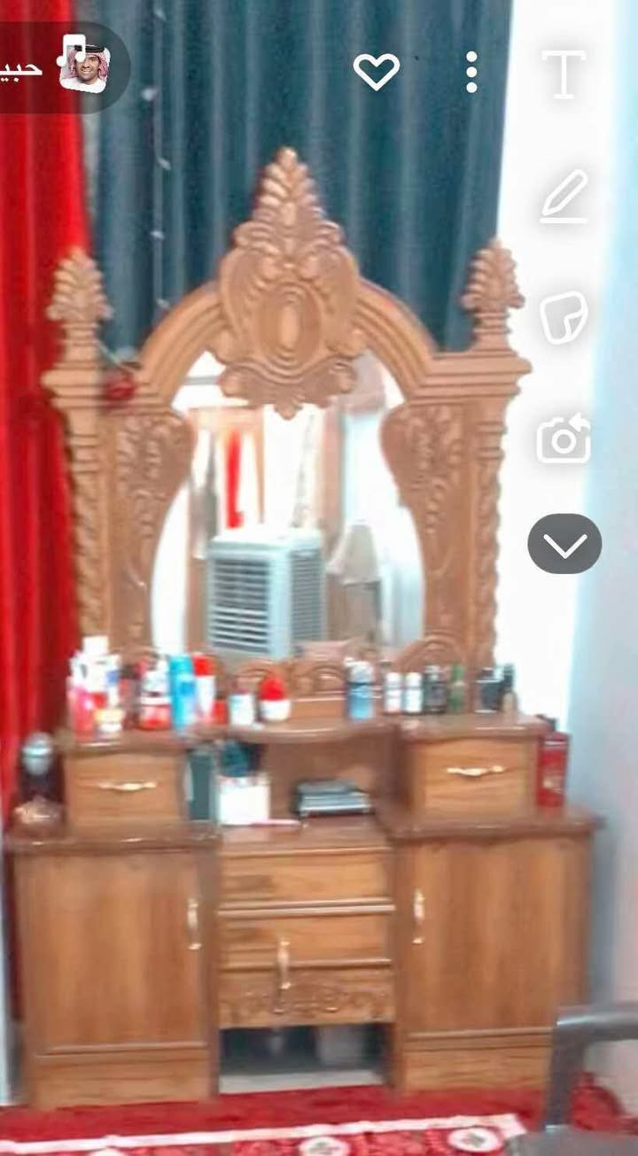غرفة خشب صاج ثقيل غرفة مرتبة بس عوزها ترتيب شويه وهاهيه سعرها٥٠٠ وبيها مجال  مكاني بغداد حي اور للتواصل واتساب ***********
