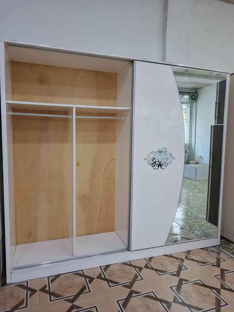 کانتۆر2پارچە180سم بە220بەرزی
بە70سم قوڵی بۆنوێن جل وبەرگ
ئەبێت تۆکمەوبێ کێشە155هەزاربۆ
پەیوەندی***********سلێمانی السليمانية, العراق
