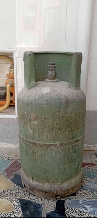 يوجد قنينة غاز للبيع فارغه ٧٥ وبيها مجال  07775462526