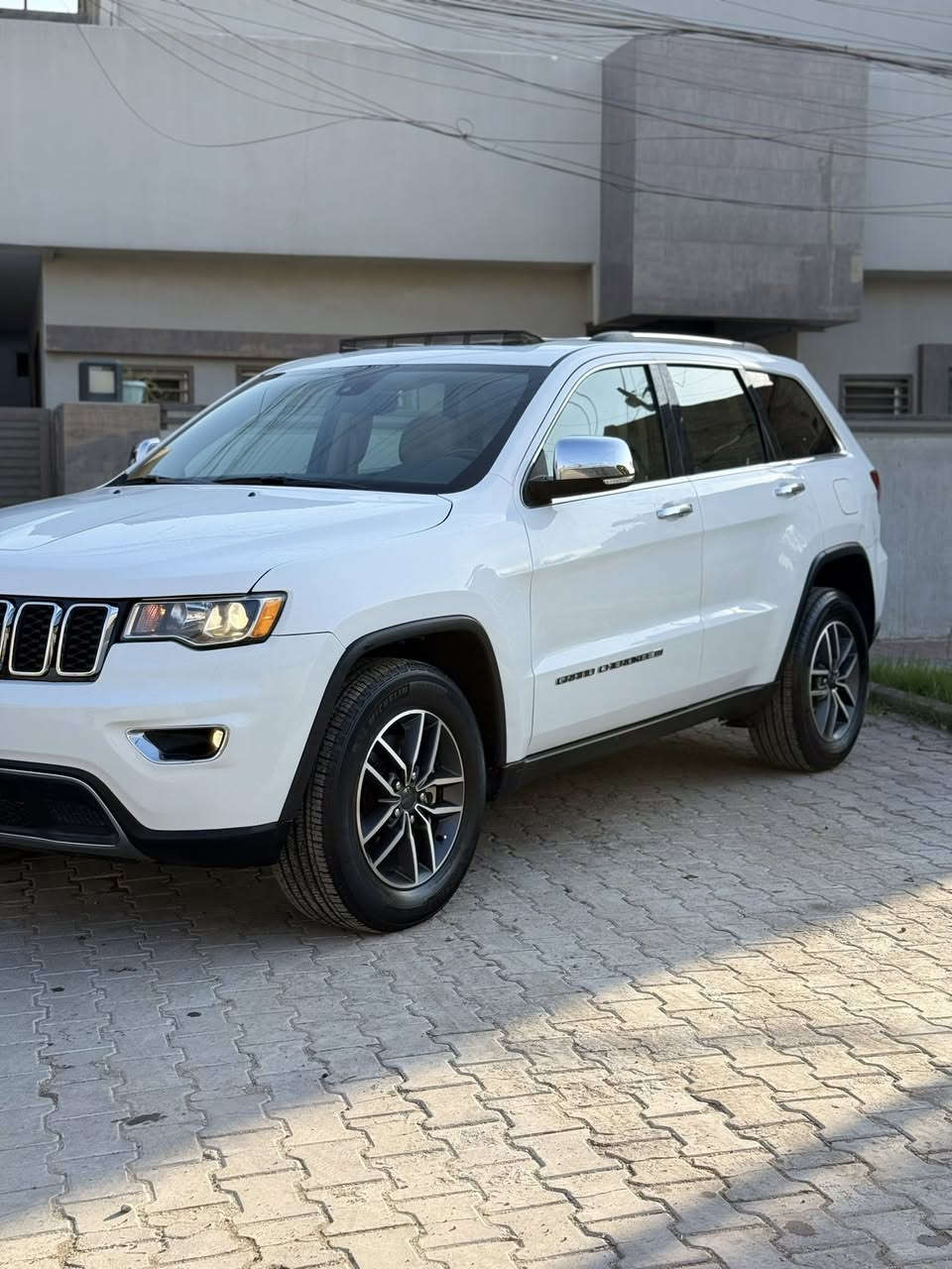 سلام عليكم جيب كراند شيروكي ليمتد موديل 2022 رقم بغداد كلين داخله كلين هنا بالعراق صار بيه طخه بسيطه بالباب مال السايق صار بيه من جوه ربع الباب صبغ بدون دواخل بدون ايرباك  بجم كبس مواصفات فول ليمتد  بصمه 
فتحه 
شاشه جبيره 
تحكمات رادارات 
كشنات جلد كهرباء خزن ميموري 
داخل بيجي قطعتين تبريد 
تدفئه ستيران تدفئه كشنات  
حساس خلفي 
كامره خلفيه دواره 
هيترات بالمري اشاير بالمري 
جنطه كهرباء 
ويل حجم 18 بلادي 
سبير منازل 
السياره جديده معروفه مواصفات المتد للبيع السعر 260 وبيه مجال بسيط *********** مكانه بغداد
