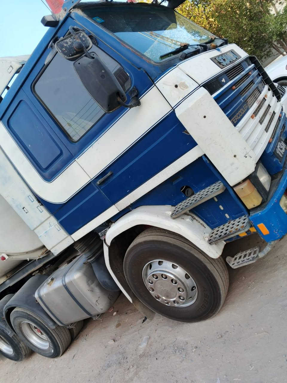 سلام عليكم صهريج للبيع موديل ١٩٩١ حموله ٤١ بيضات تخم تاير بسمي تكيل سنتين جي بيس سعر ٢٣٠ قفل استفسار 
***********
